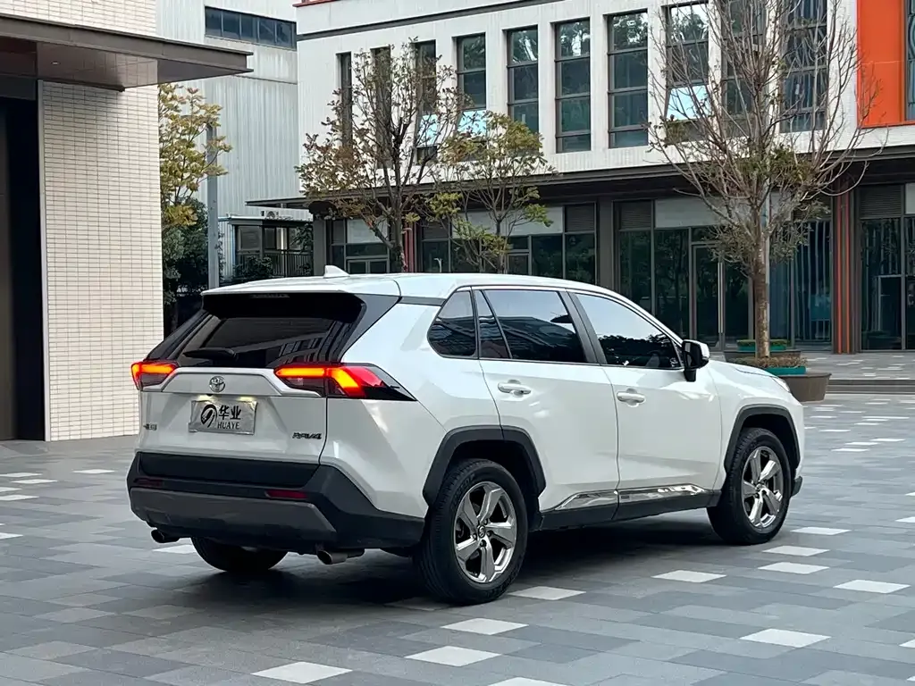 Toyota RAV4 — фото 7