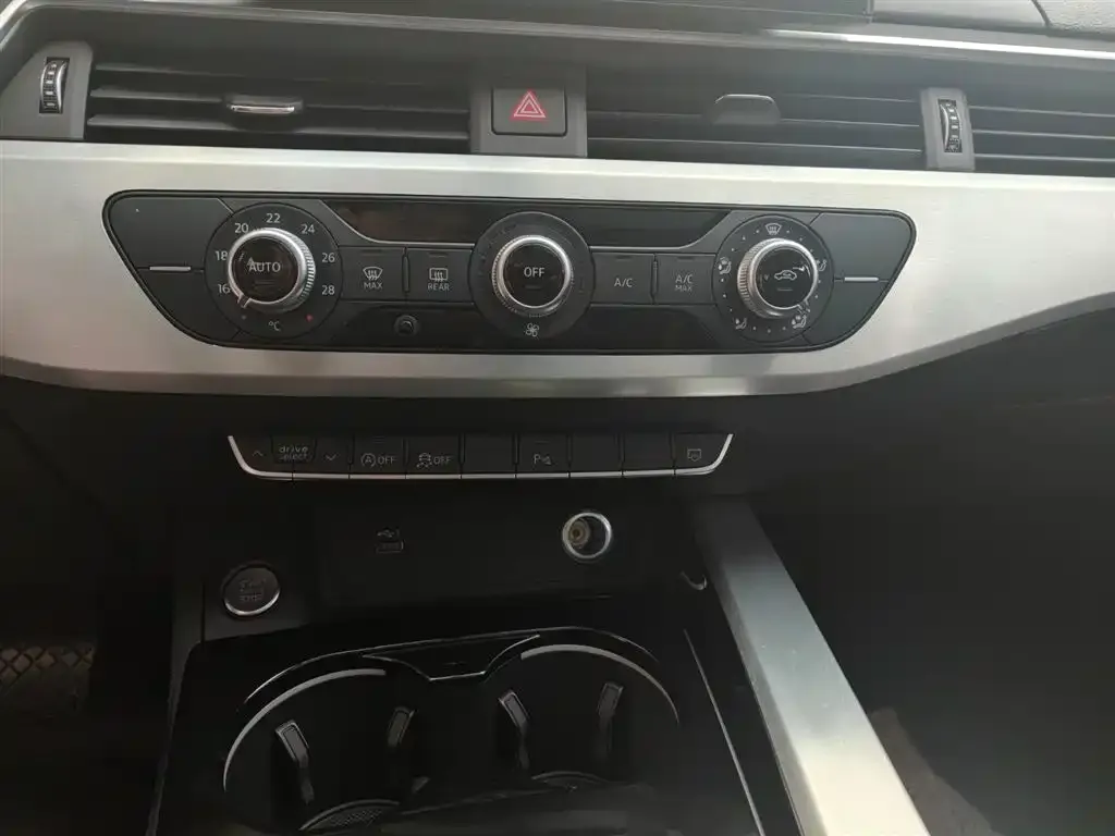 Audi A4L 2024 из CN, фото 4