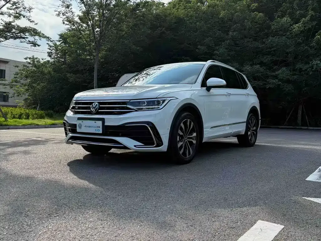 Volkswagen Tiguan L — фото 1