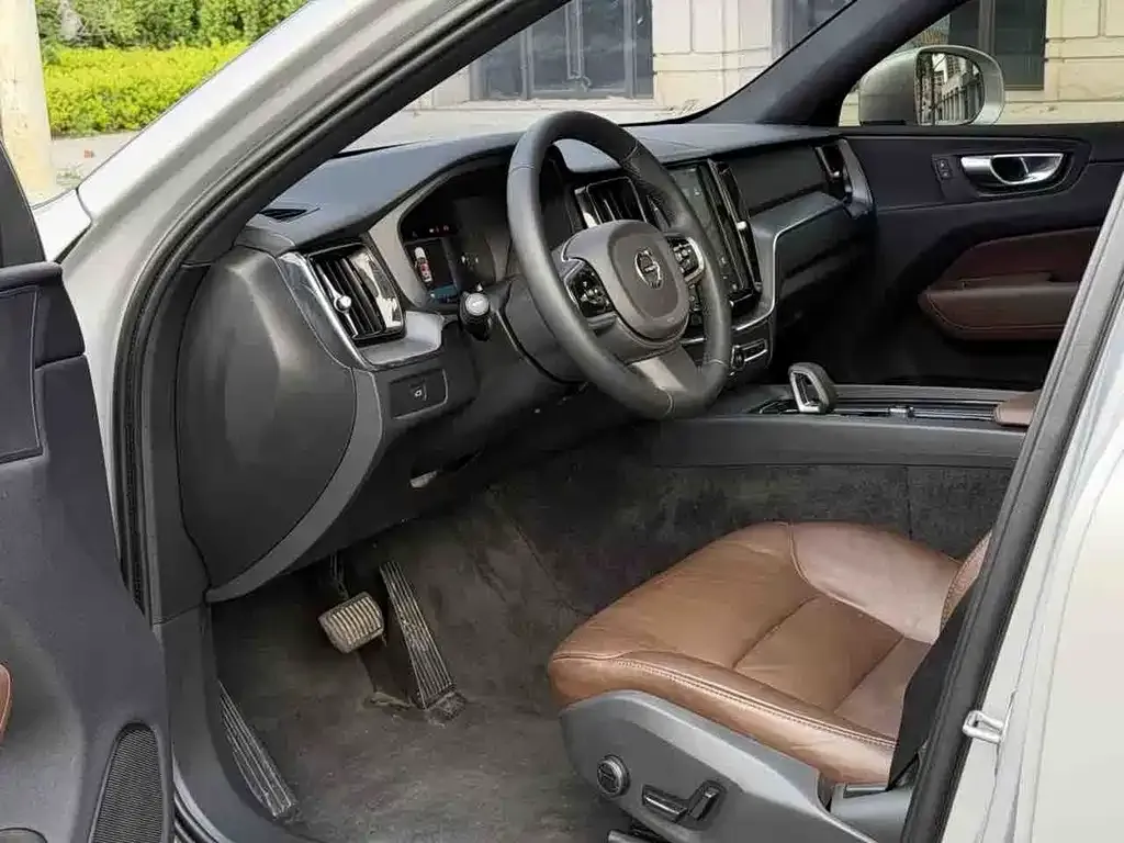 Volvo XC60 — фото 4