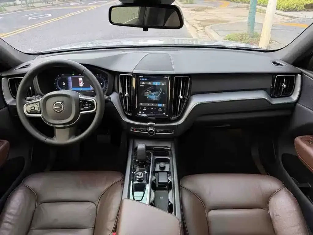 Volvo XC60 — фото 2
