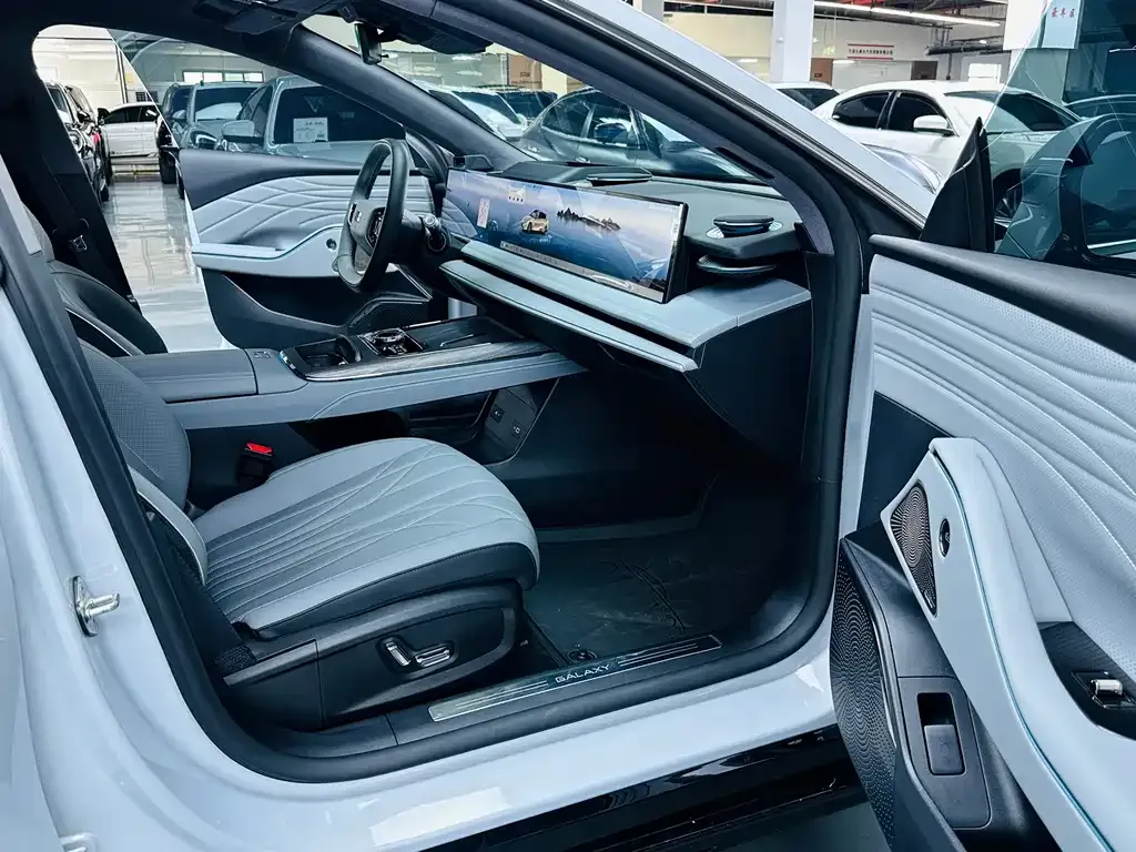Geely Galaxy E8 — фото 9