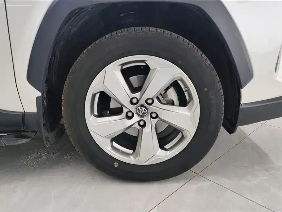Toyota RAV4 — фото 7