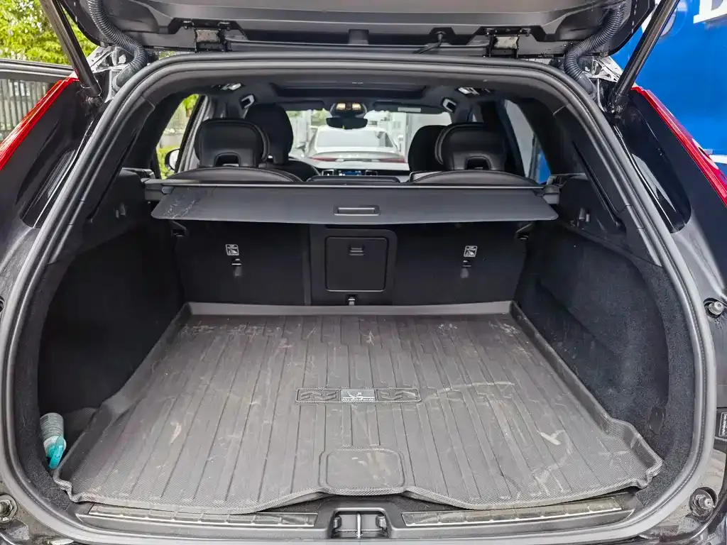 Volvo XC60 PHEV 2025 из CN, фото 4