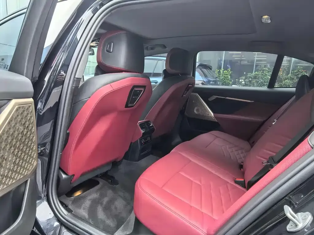 BMW 5 Series 2025 из CN, фото 2