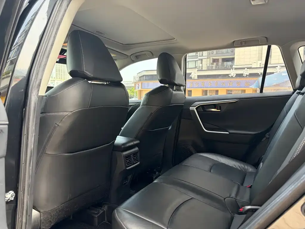 Toyota RAV4 2022 из CN, фото 2