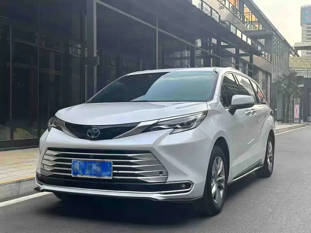 Toyota Sienna — фото 1