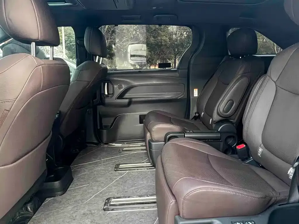 Toyota Sienna — фото 3