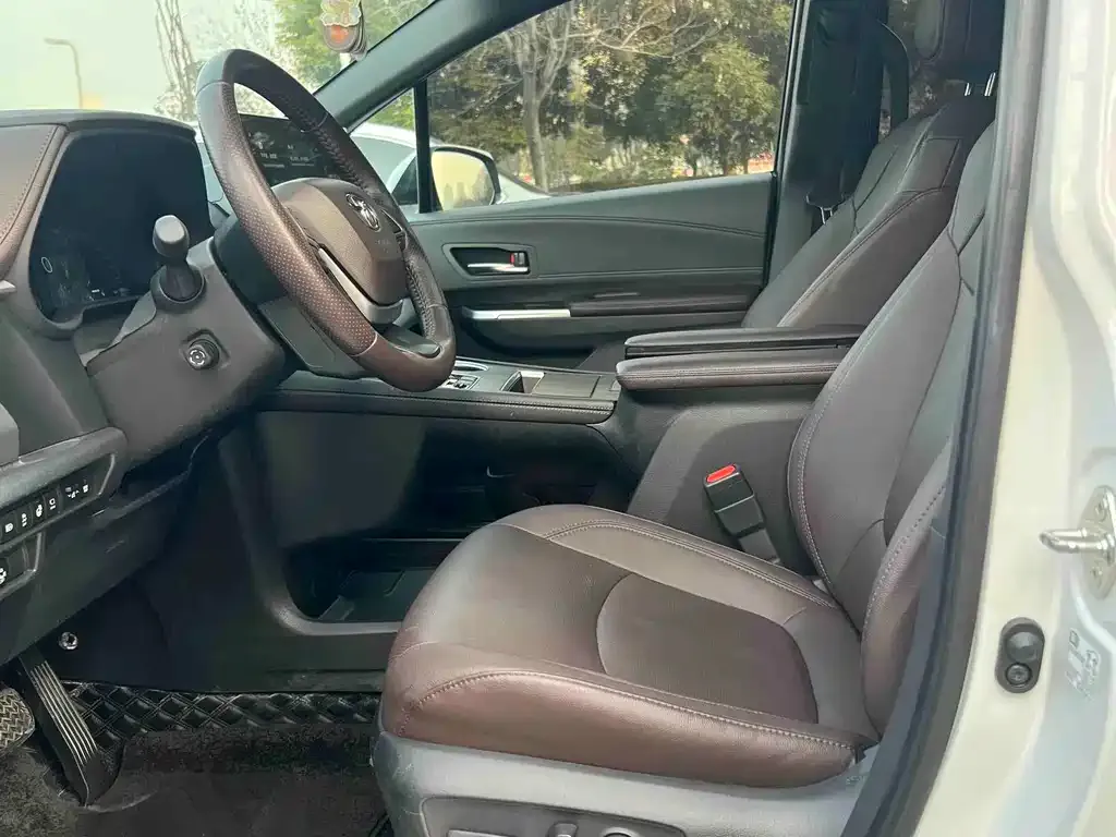 Toyota Sienna — фото 5
