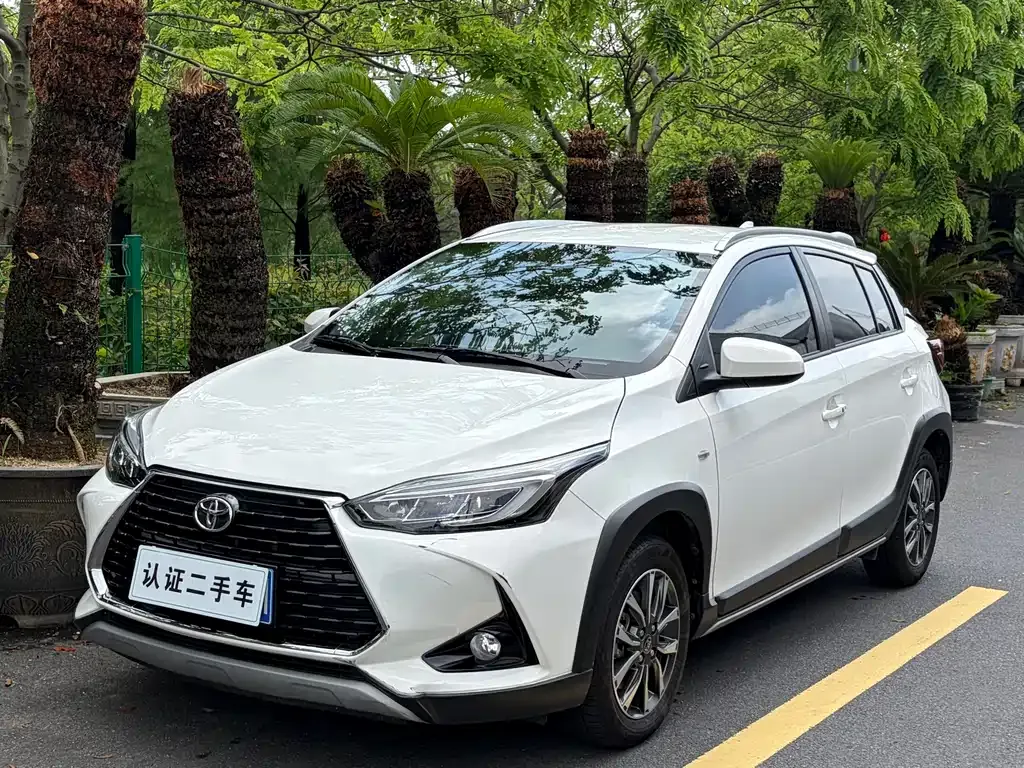 Toyota Yaris L — фото 1
