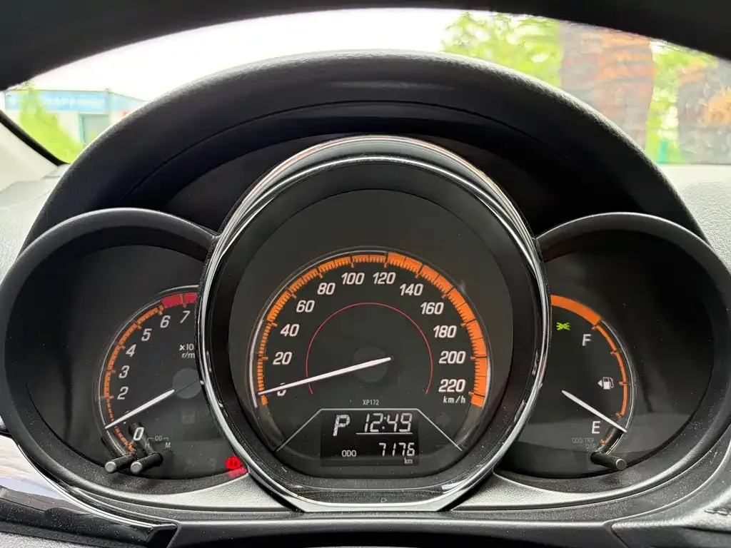 Toyota Yaris L — фото 2