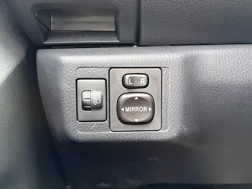 Toyota Yaris L — фото 4