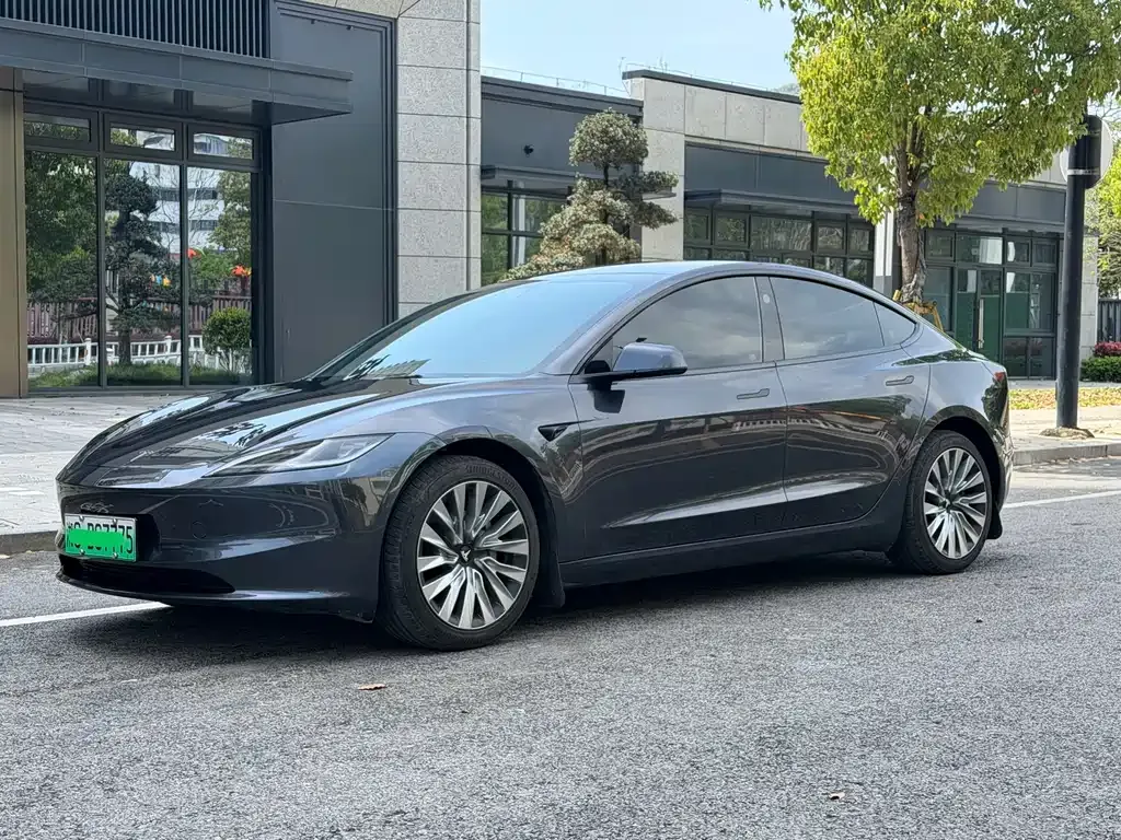 Tesla Model 3 — фото 1