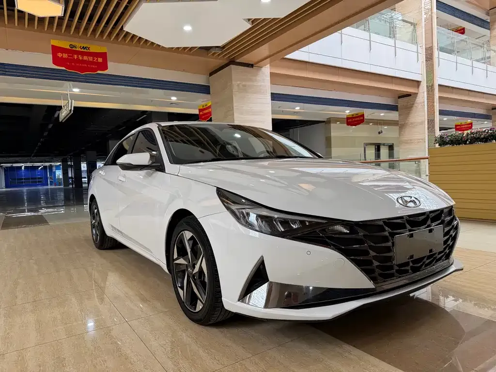 Hyundai Elantra — фото 5