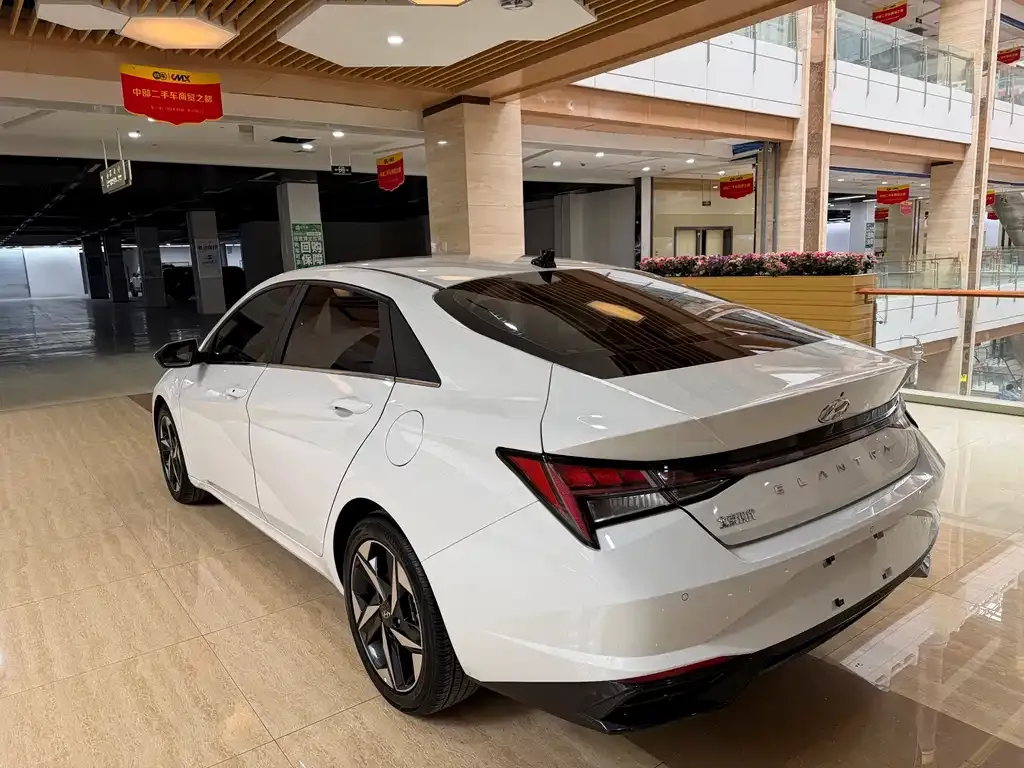 Hyundai Elantra — фото 3