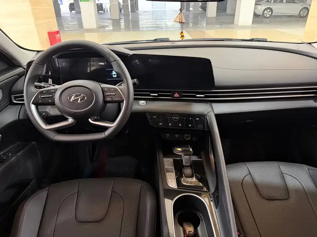 Hyundai Elantra — фото 8