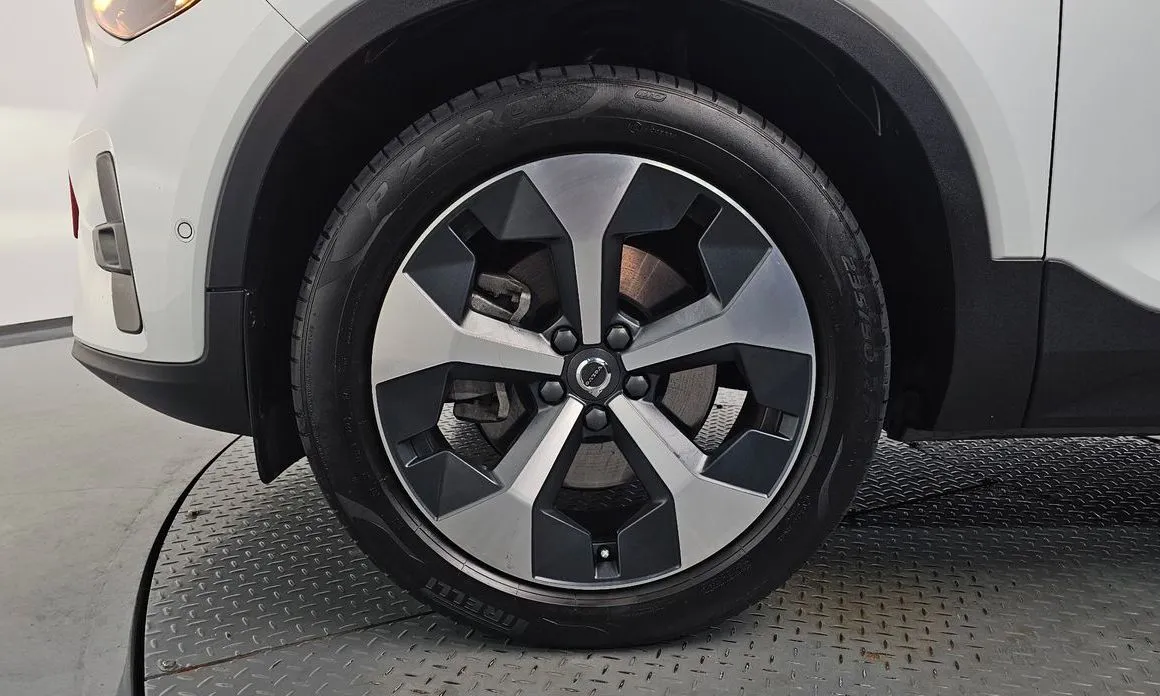 Volvo XC40 — фото 8