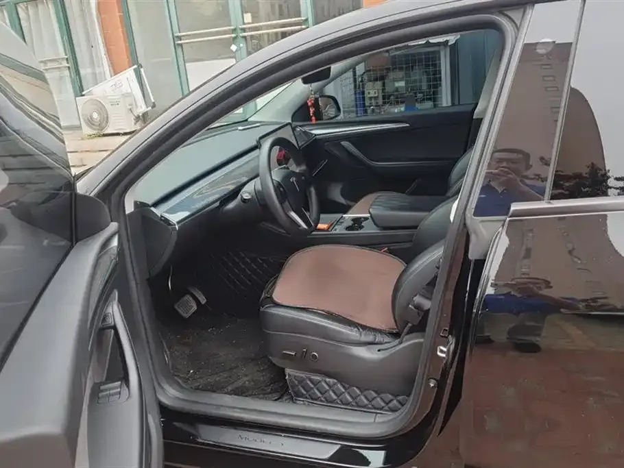 Tesla Model Y — фото 10