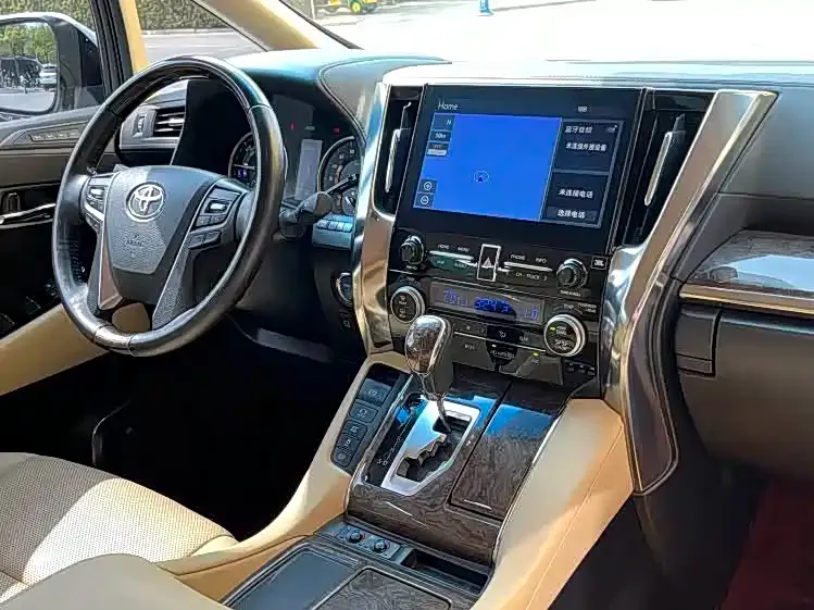 Toyota Alphard — фото 2