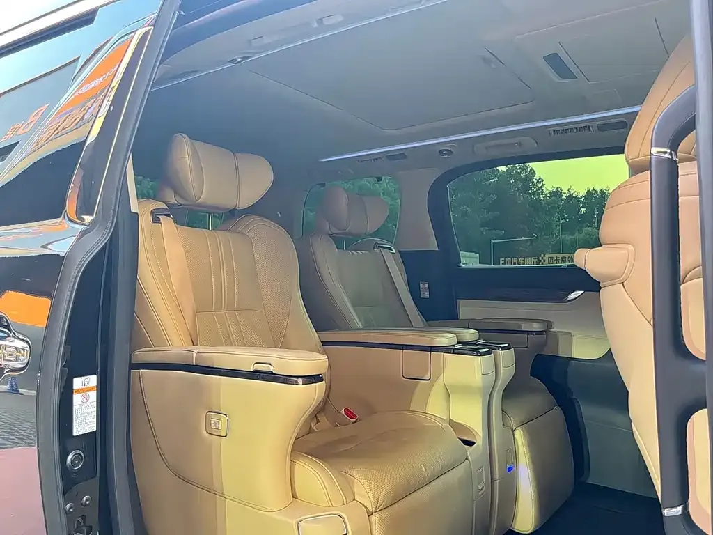 Toyota Alphard — фото 4