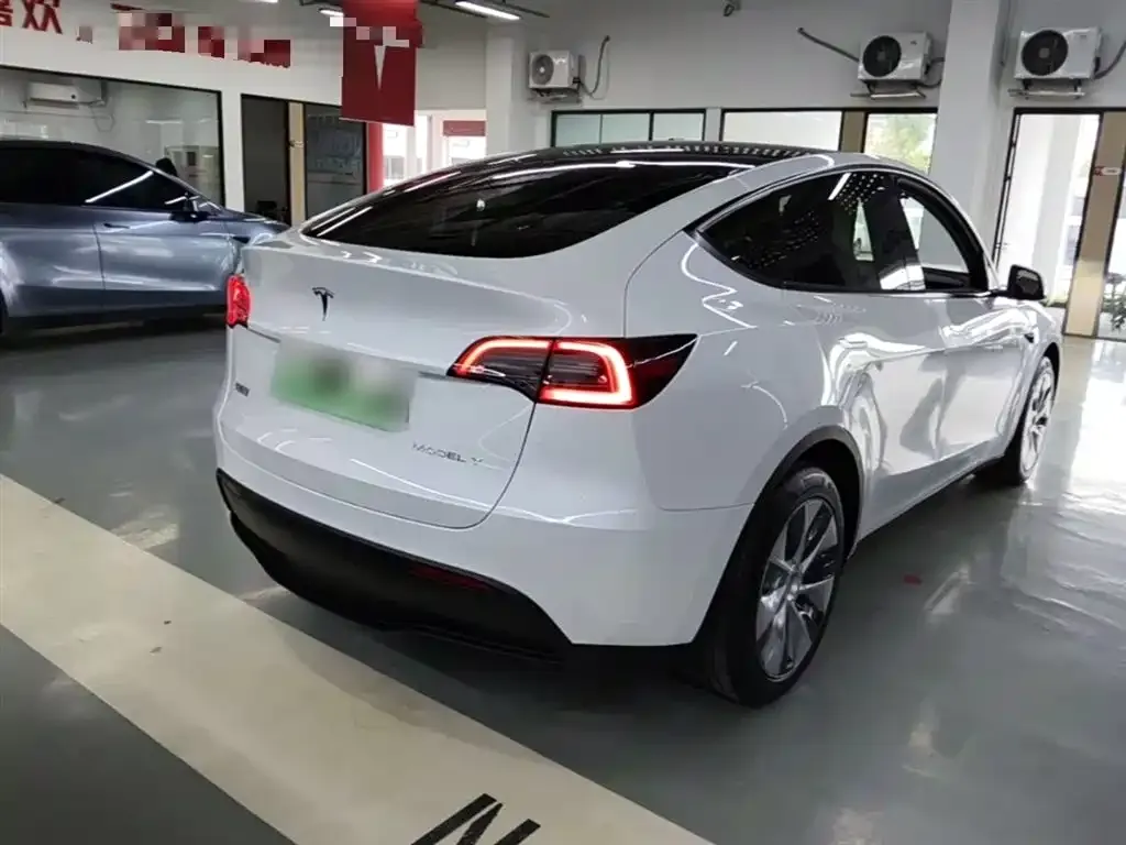 Tesla Model Y — фото 6