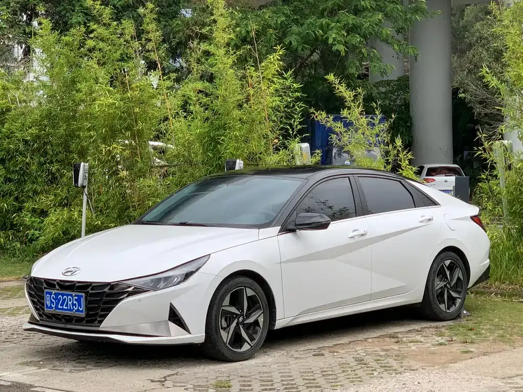Hyundai Elantra — фото 1