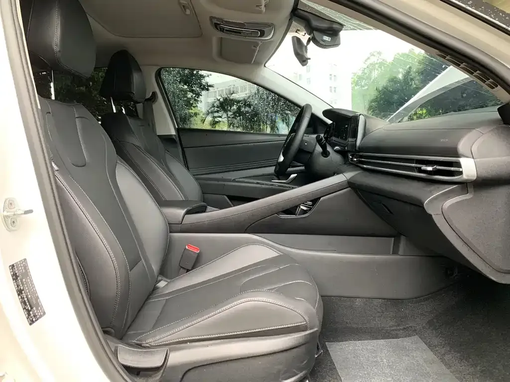 Hyundai Elantra — фото 4
