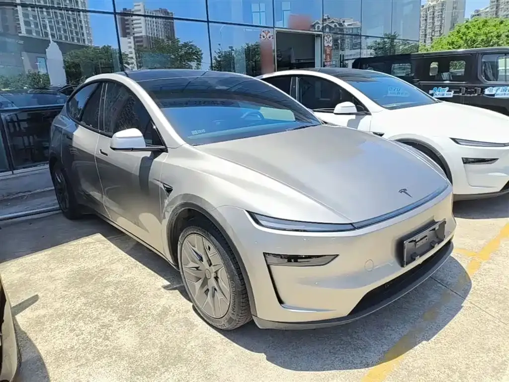 Tesla Model Y L — фото 8