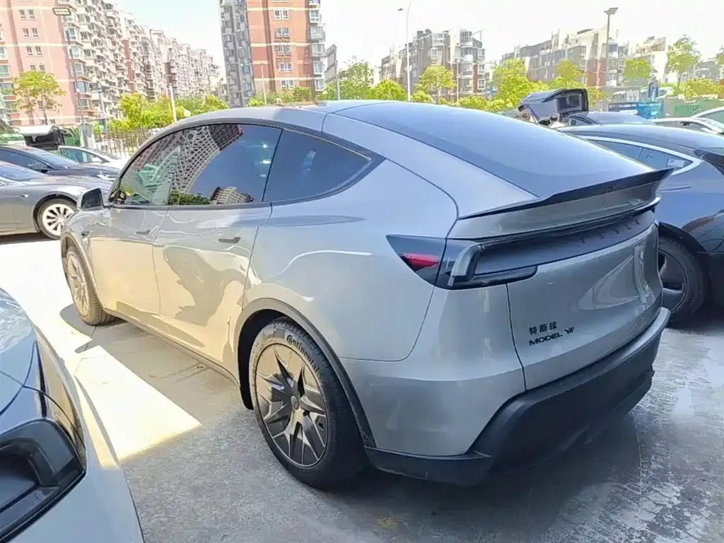 Tesla Model Y L — фото 6