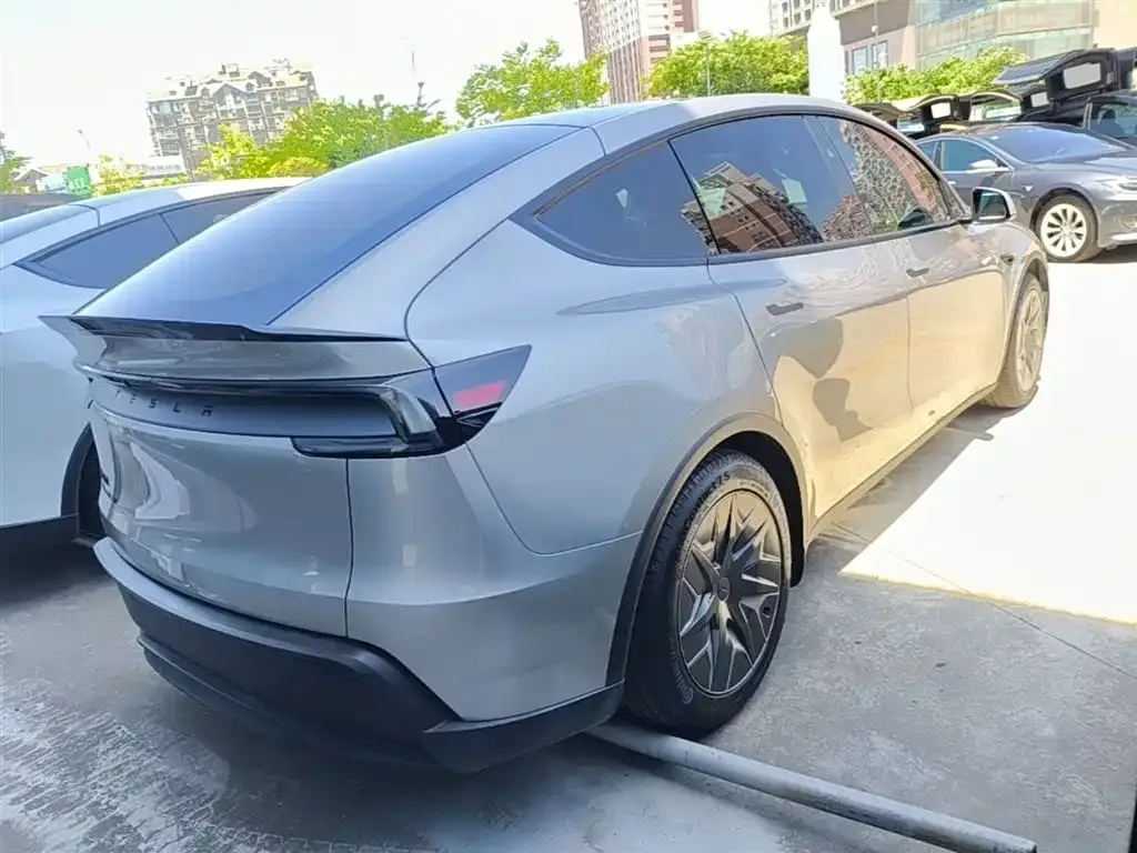 Tesla Model Y L — фото 10