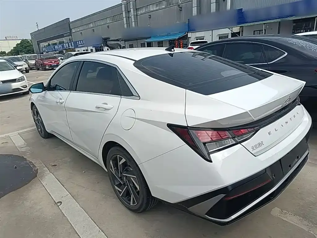 Hyundai Elantra — фото 10