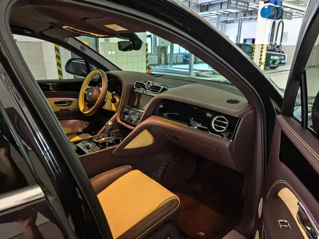 Bentley Bentayga 2023 из CN, фото 2