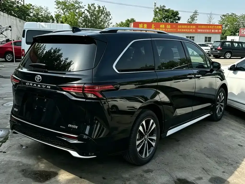 Toyota Granvia — фото 8