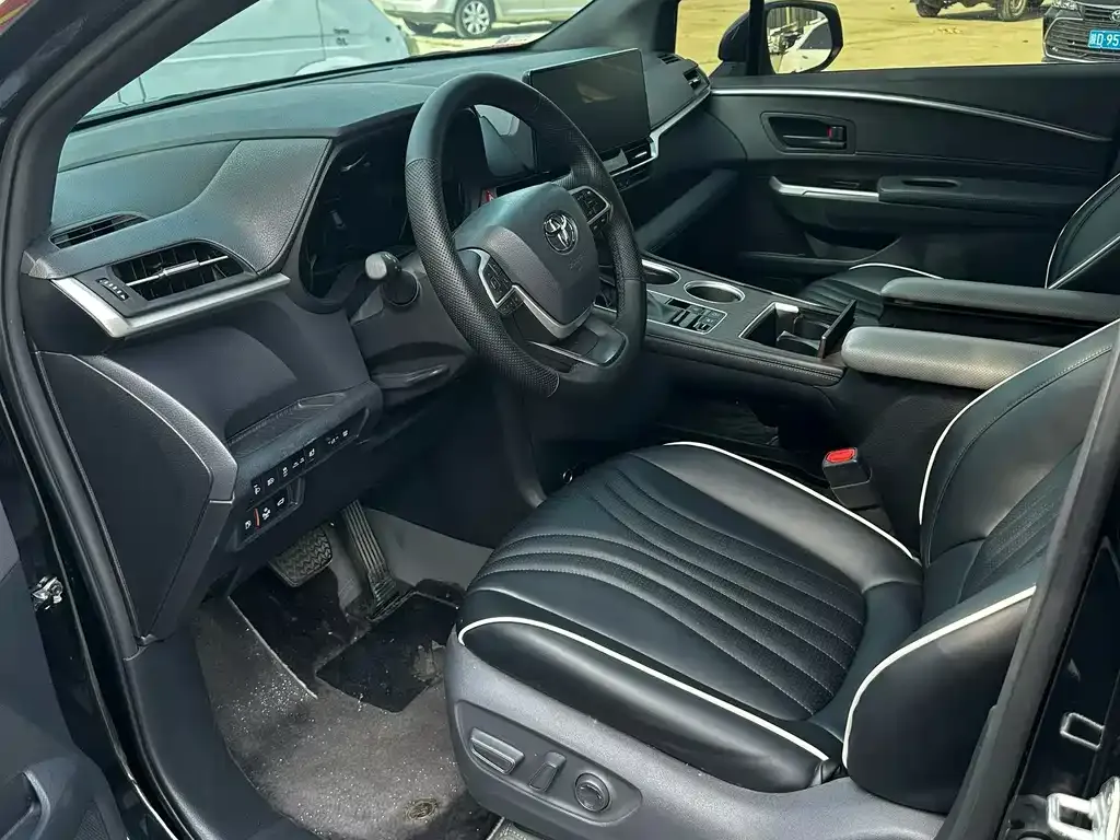 Toyota Granvia — фото 2