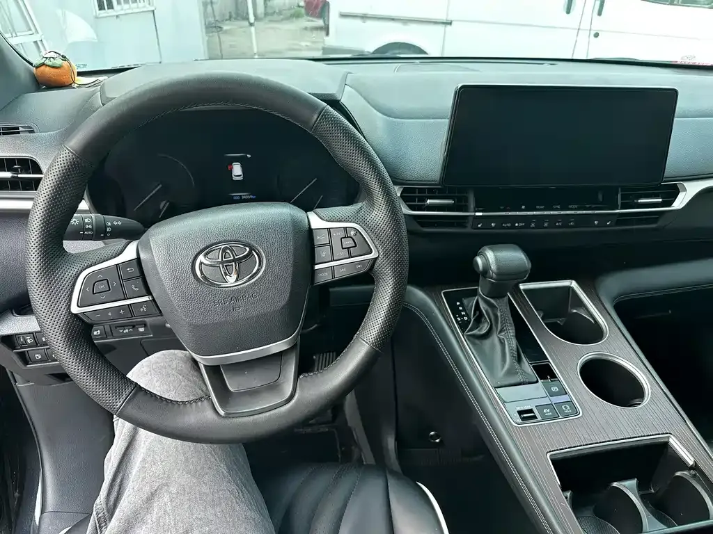 Toyota Granvia — фото 3