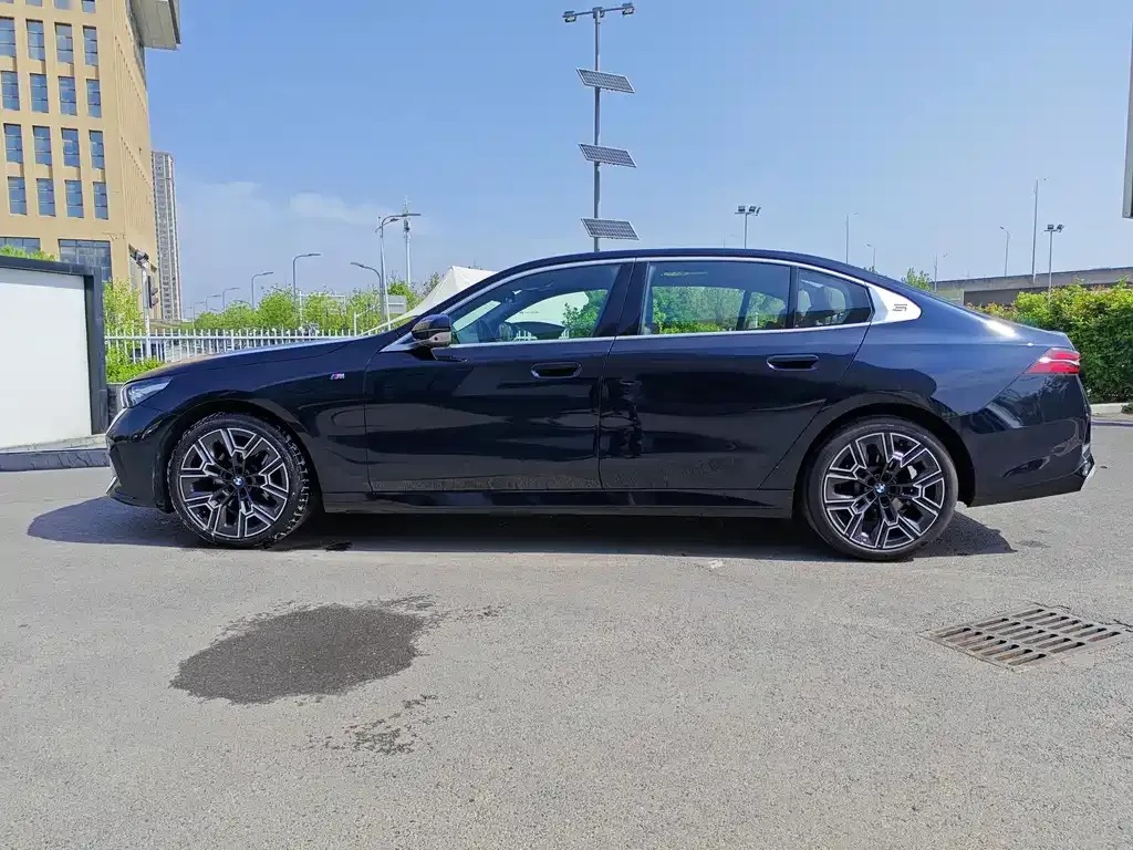 BMW 5 Series 2025 из CN, фото 2