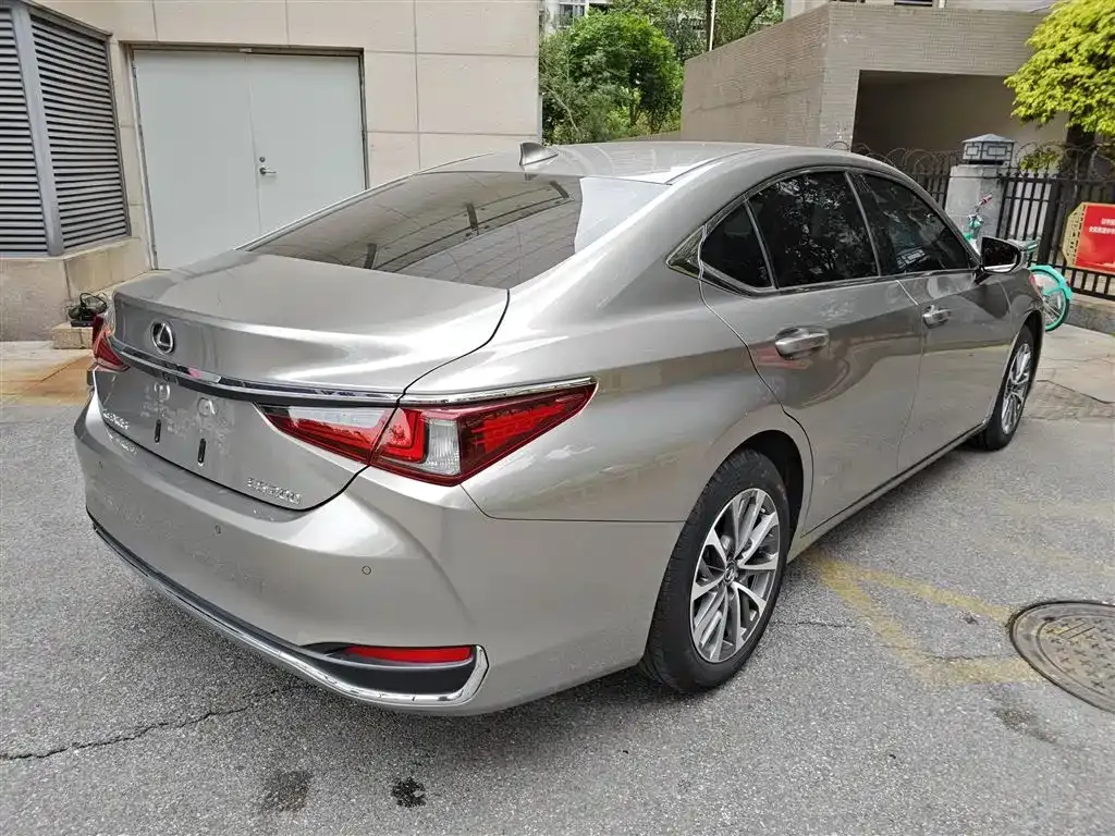 Lexus ES — фото 10