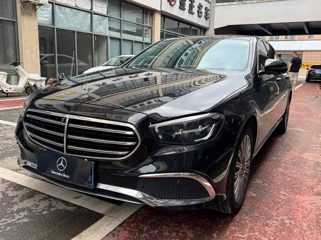 Mercedes-Benz E-Class — фото 1
