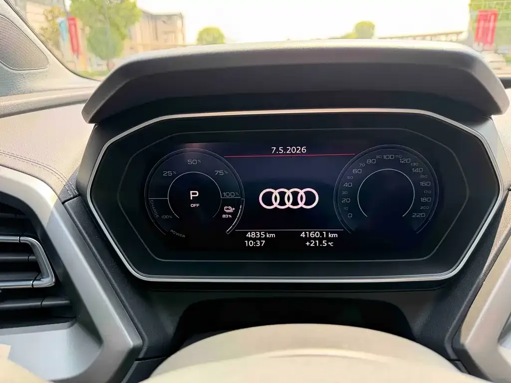 Audi Q4 e-tron — фото 2
