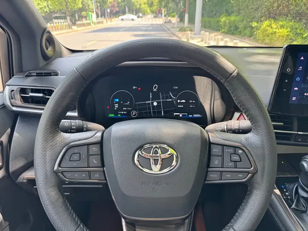 Toyota Granvia 2023 из CN, фото 3