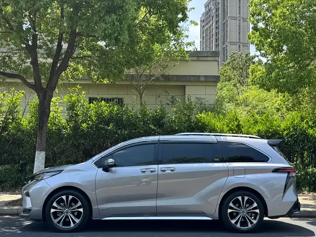 Toyota Granvia 2023 из CN, фото 8