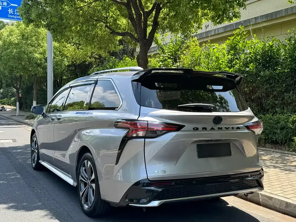 Toyota Granvia 2023 из CN, фото 7