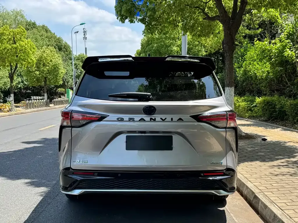 Toyota Granvia 2023 из CN, фото 9