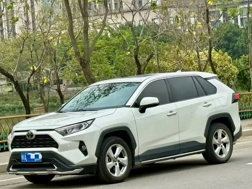 Toyota RAV4 — фото 1