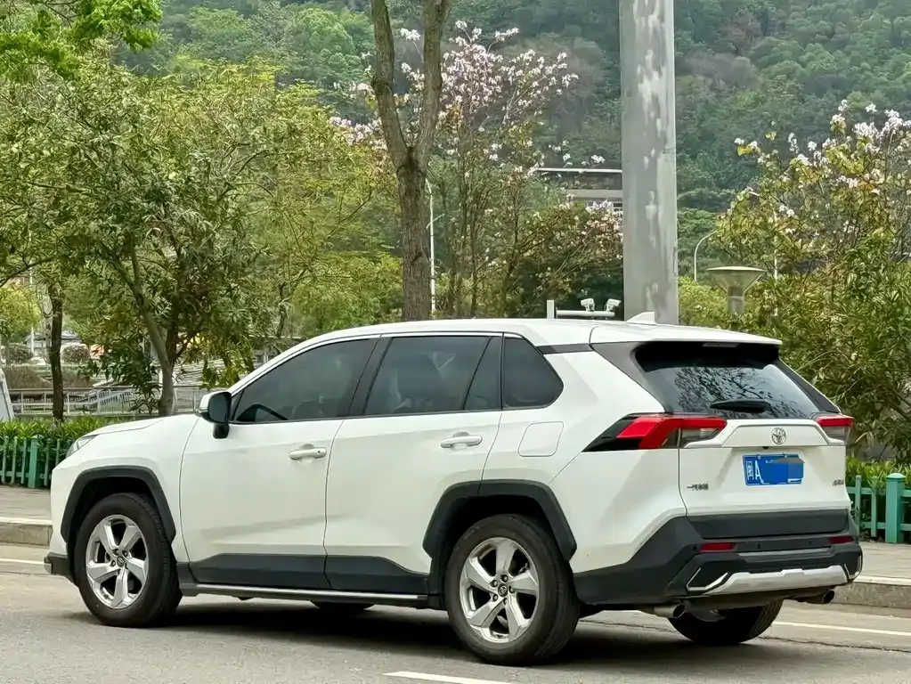 Toyota RAV4 — фото 8