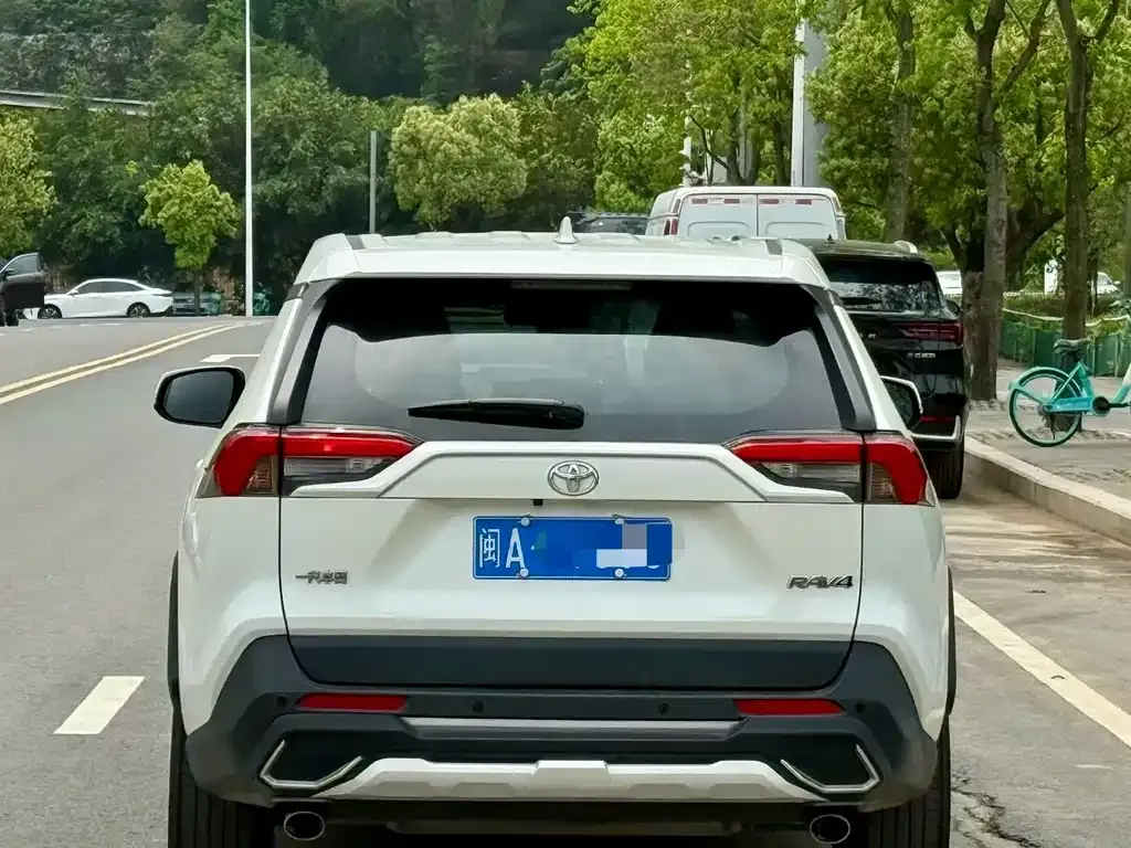Toyota RAV4 — фото 4