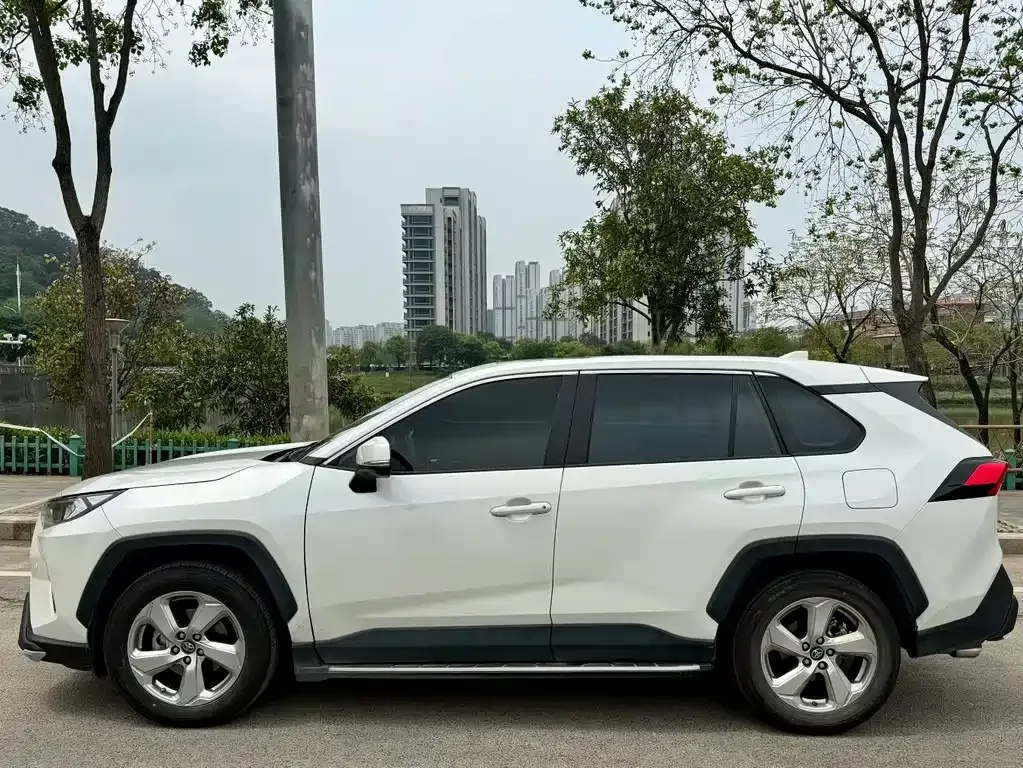 Toyota RAV4 — фото 5