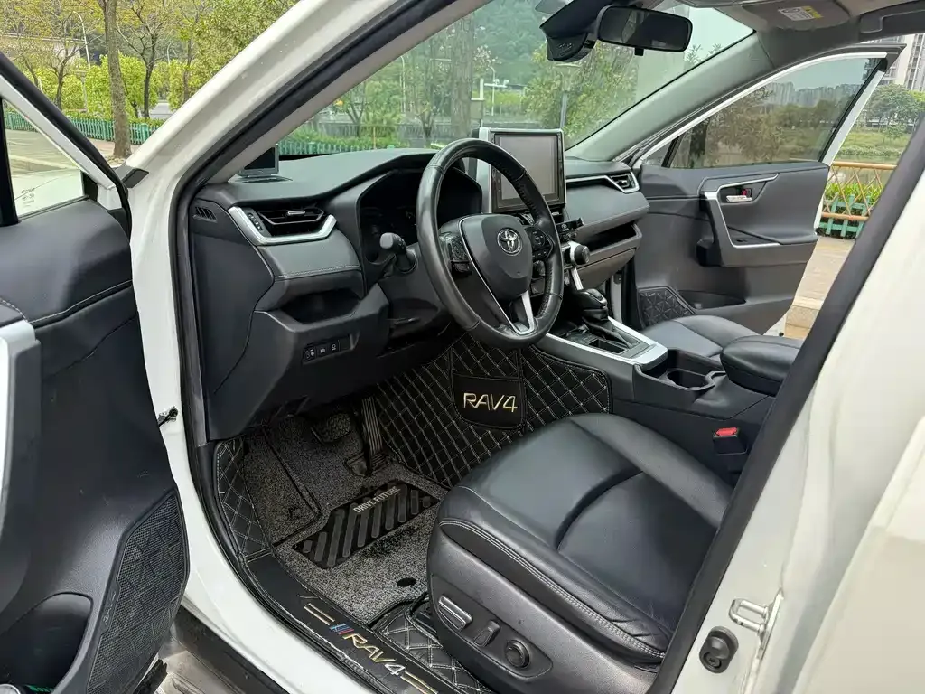 Toyota RAV4 — фото 7