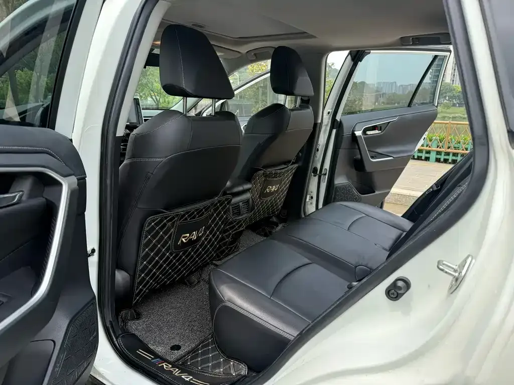 Toyota RAV4 — фото 3