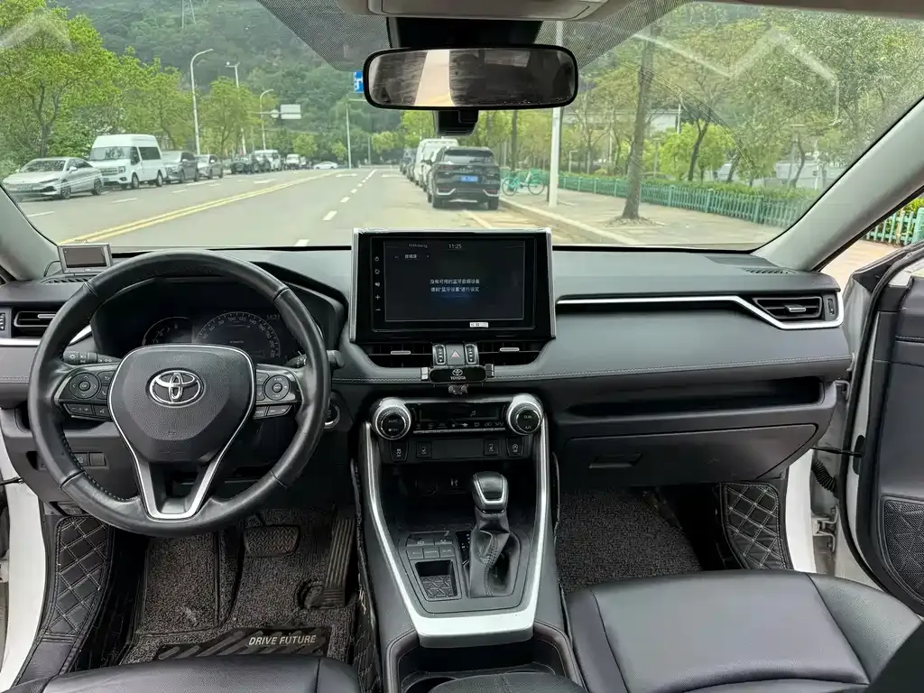 Toyota RAV4 — фото 9